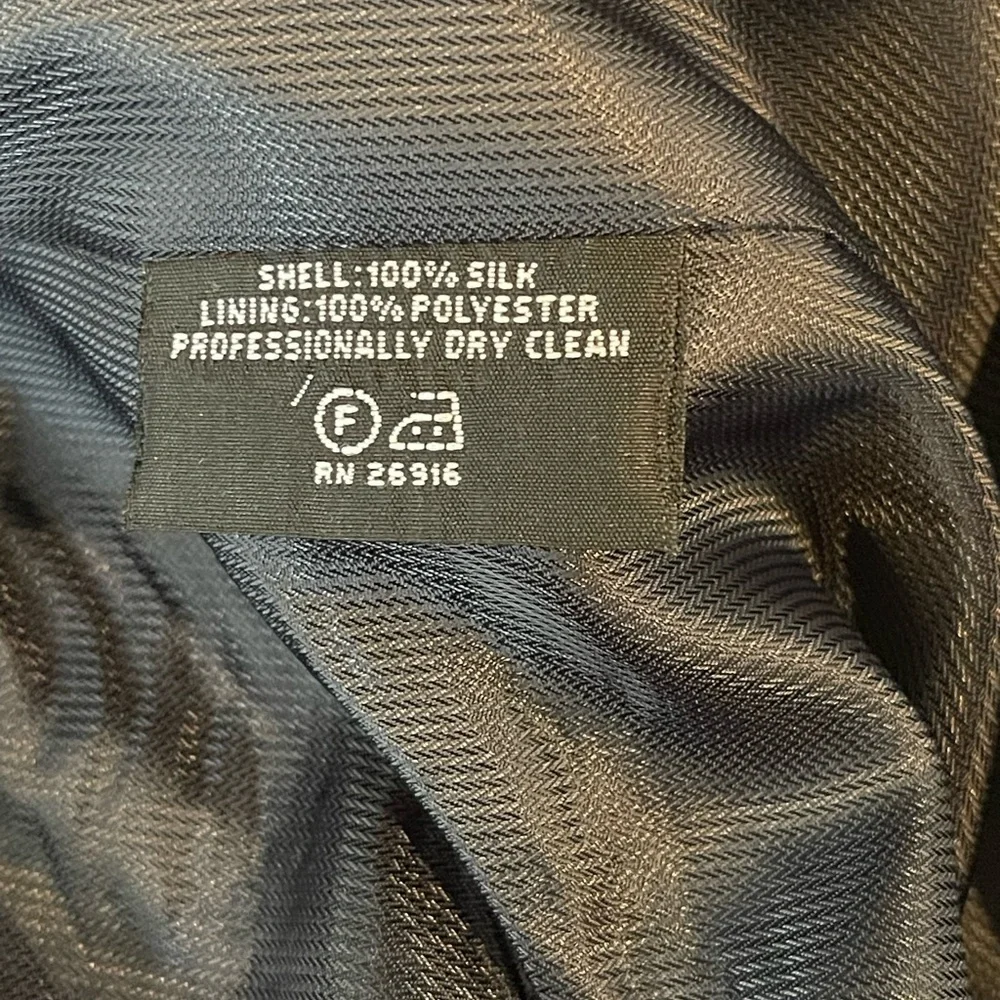 🔥‼️Norm Thompson 40R 100% silk men’s jacket/blazer. Excellent quality clothier!